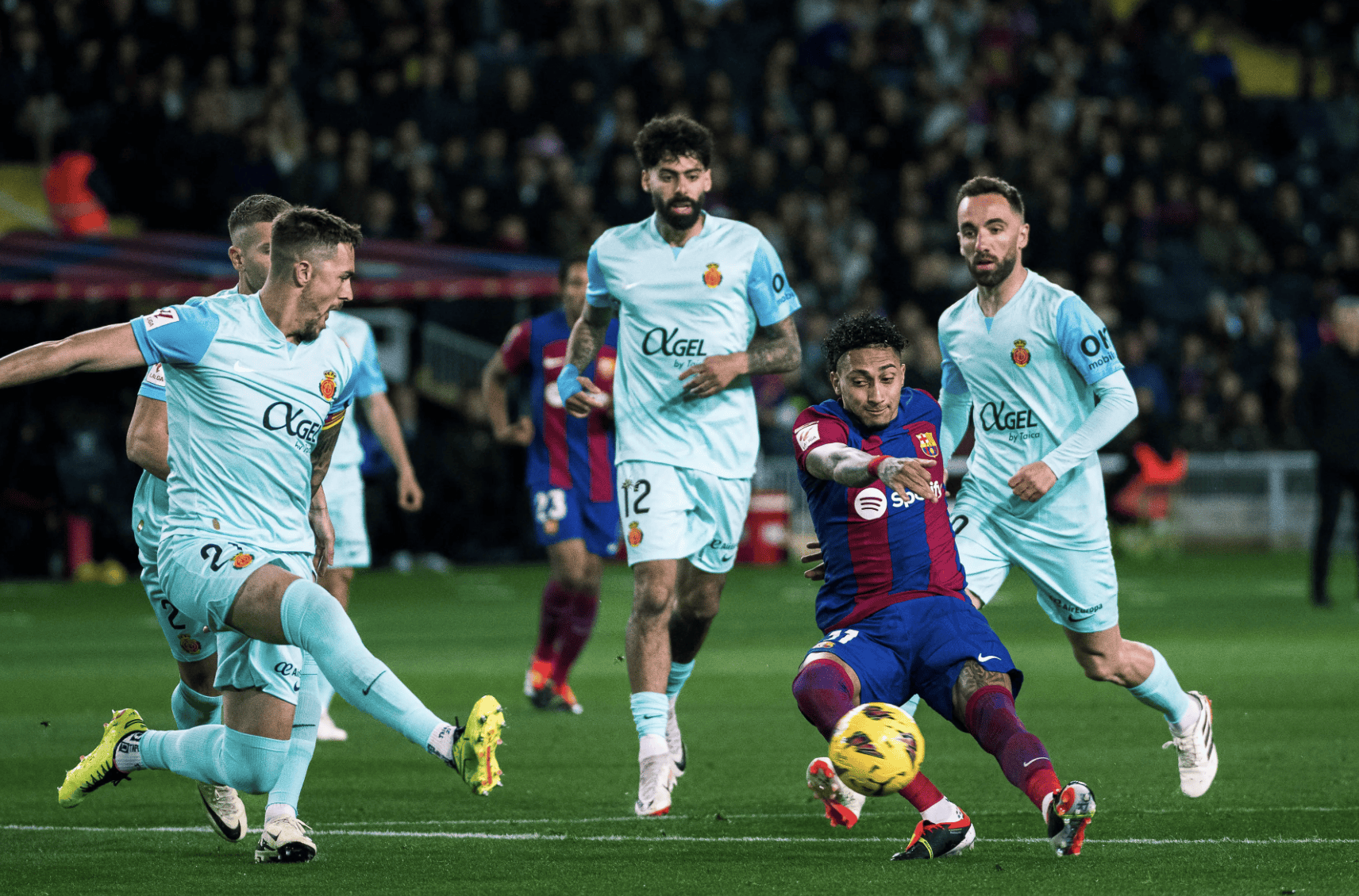 巴萨队比赛中获胜后，士气高涨，球员信心满满