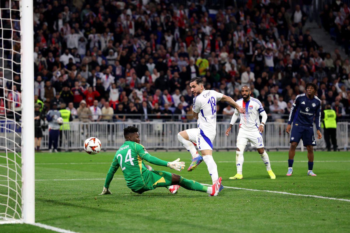 米兰体育活动-激动人心的足球比赛中球队控球优势明显