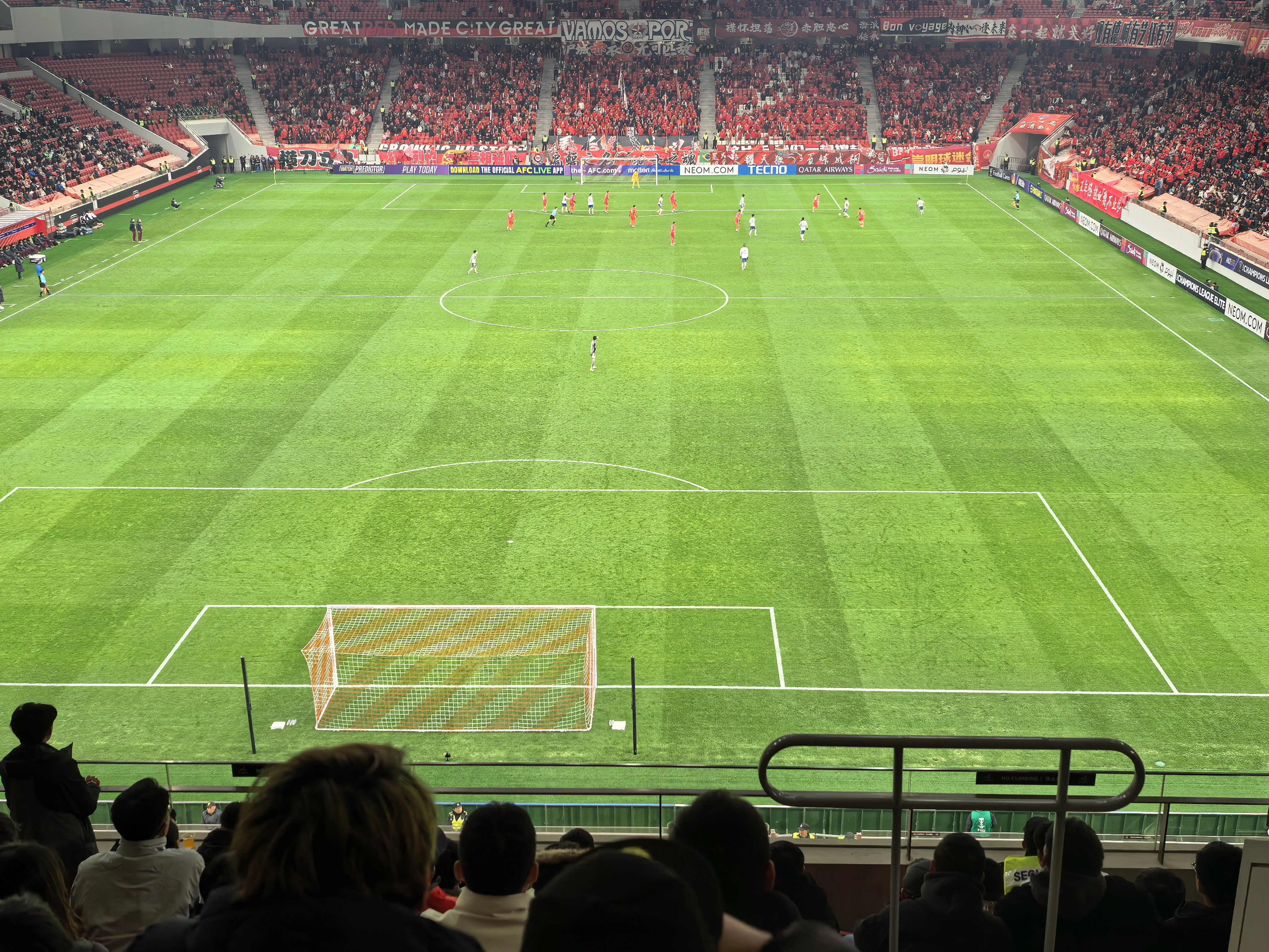 激动人心的足球比赛中球队控球优势明显