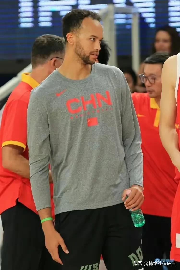 米兰体育官方入口-黑龙江队球员表现出众，成为全场焦点