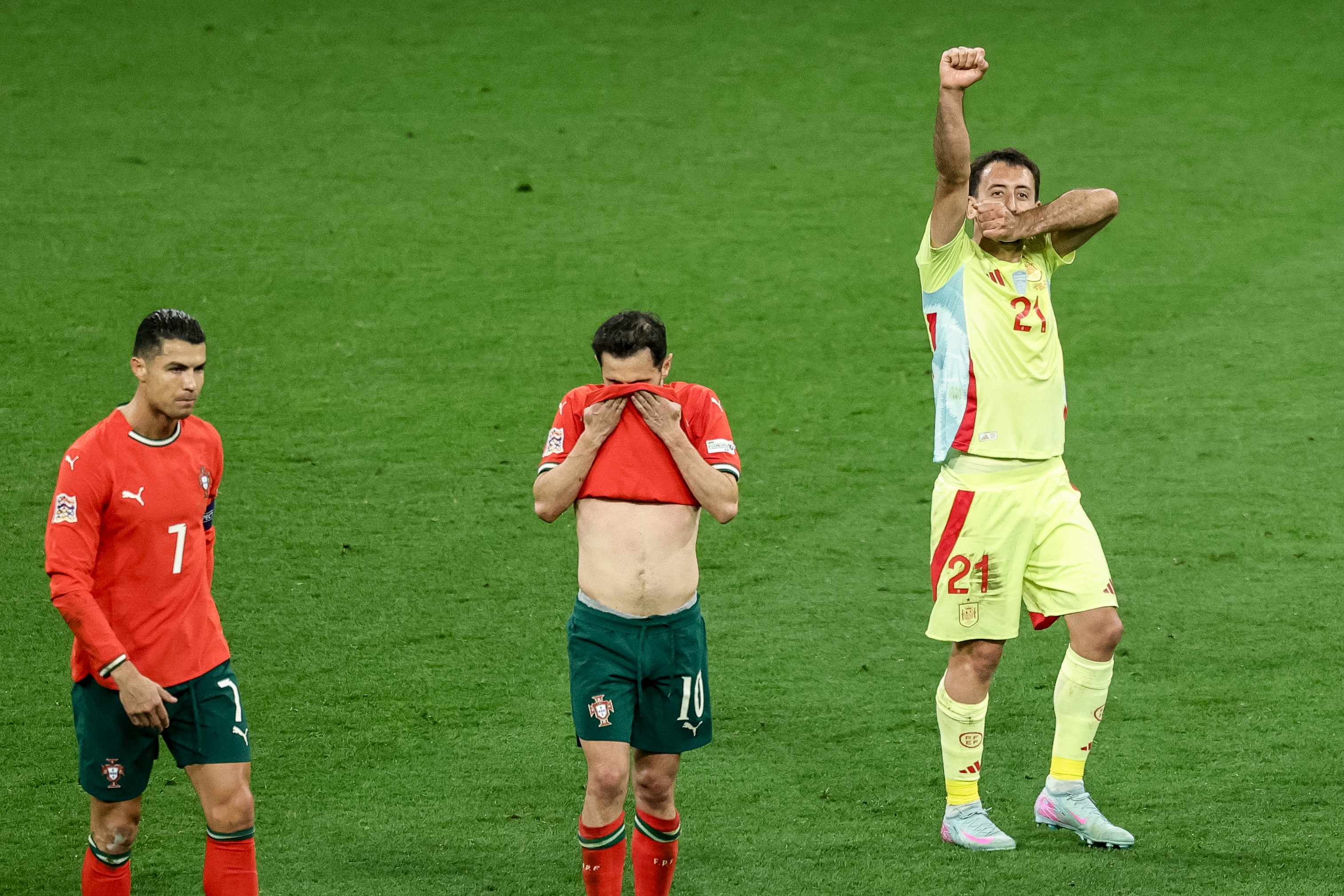 欧洲杯预选赛场上激战,球员负气奋战的简单介绍 欧洲杯预选赛场上激战,球员负气奋战的简单介绍