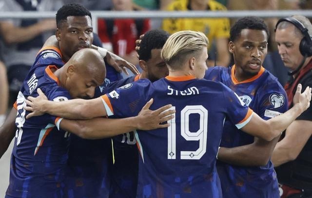 荷兰队在预选赛中展现强大实力力压对手获胜